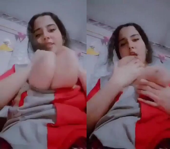 بزاز عسل نحل تمصها يشوه علشان مش قادره