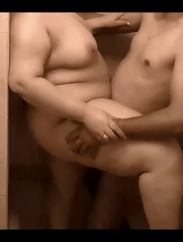 مربربة مص ونيك في الحمام