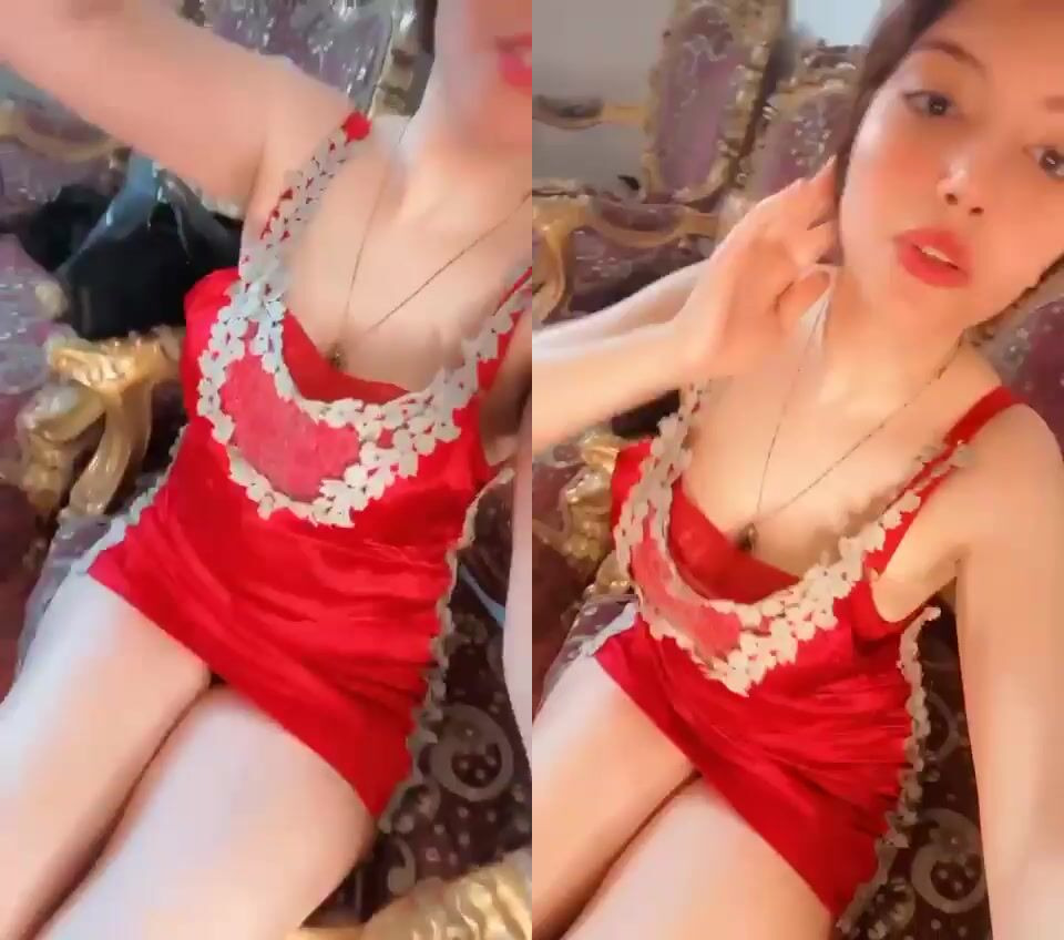 عسل ترقص بزازها في قميص نوم لونه احمر