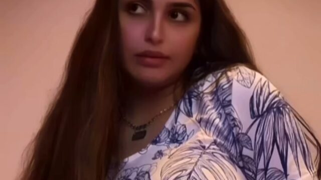 حلا الترك تستعرض صدرها الكبير