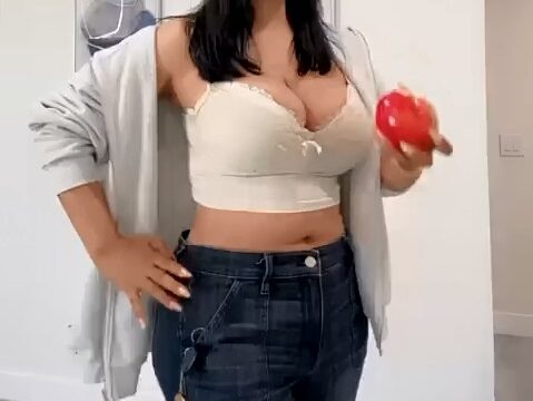 هند القحطاني والتفاحة وصدرها الكبير جدا