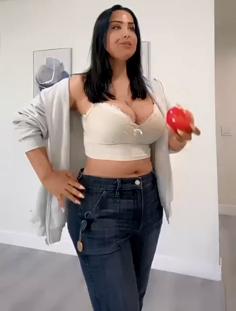 هند القحطاني والتفاحة وصدرها الكبير جدا