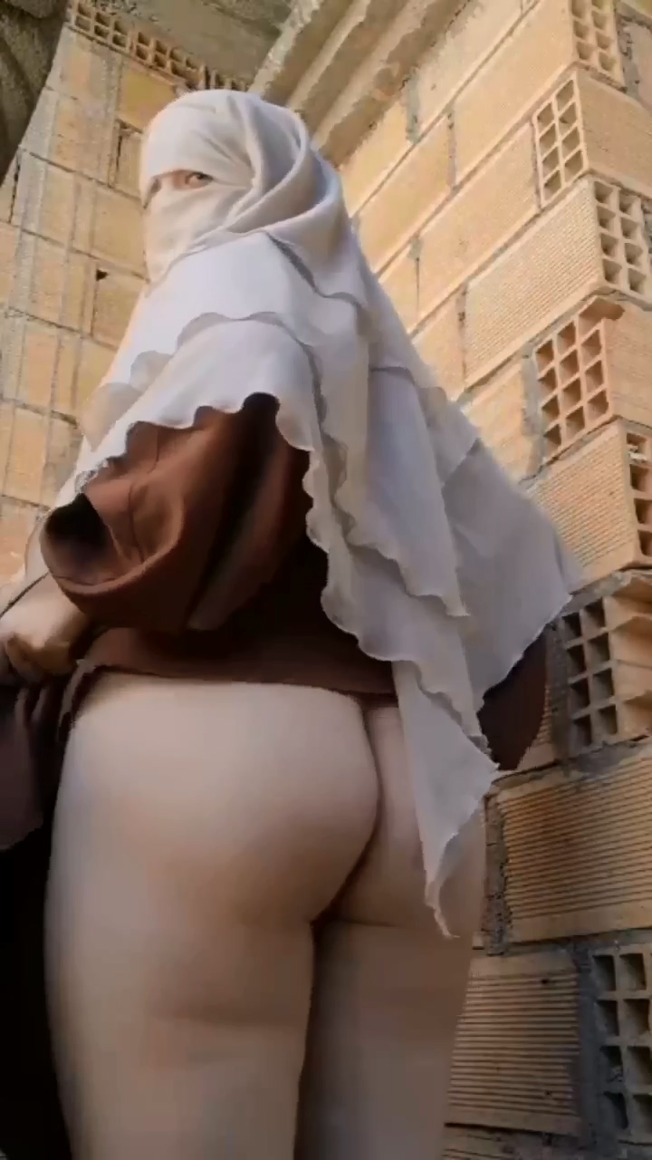 ترفع العباية وتعرض طيزها بيضاء زي القشطة