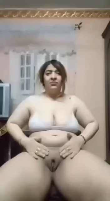 شرموطة بلدي تقلع وتلعب في كسها هايجة اوي