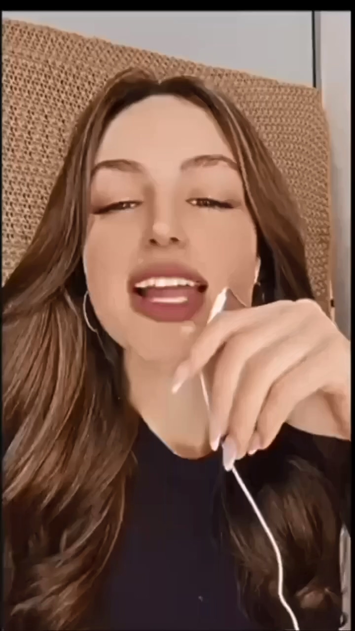 فضيحة جيني شليطا تخلع وتعرض