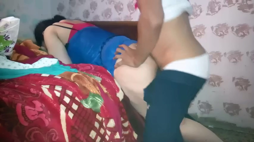 نايمة على السرير ركبت فوقها نيك خلفي