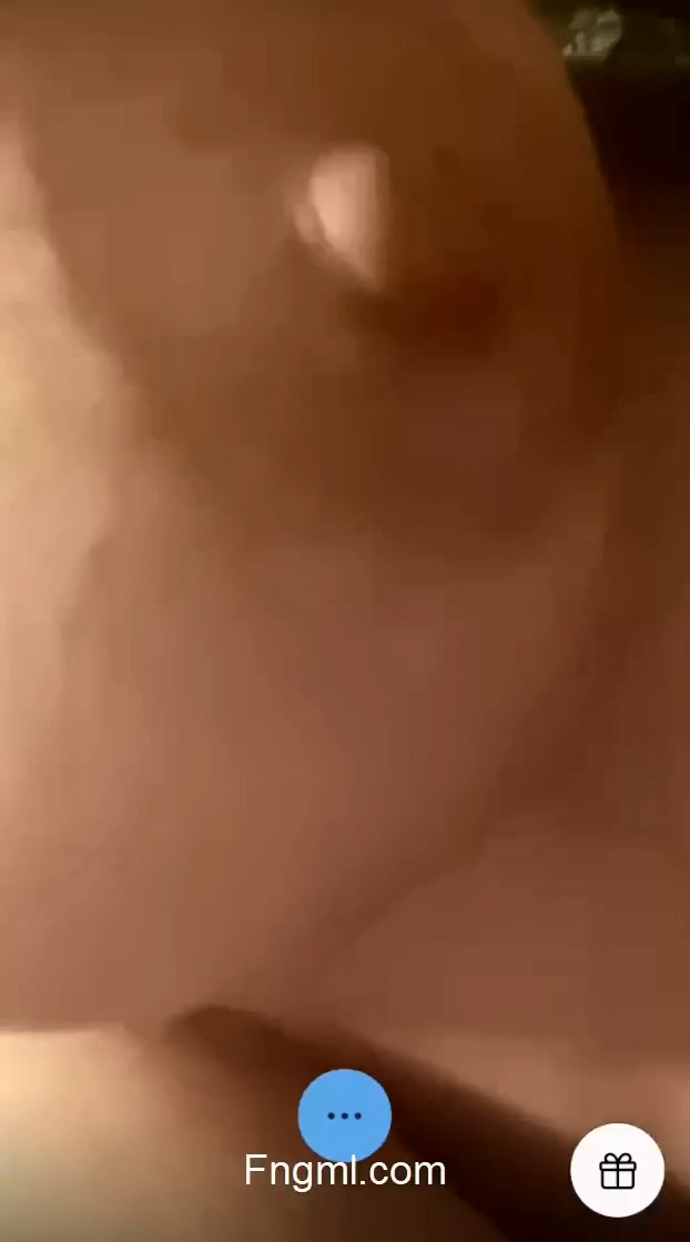 جديد انجي خوري تستعرض البزاز والحلمات