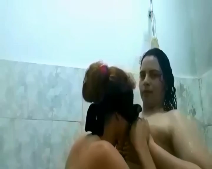 سحاق بنات مصري بوس ولعب في البزاز والاكساس