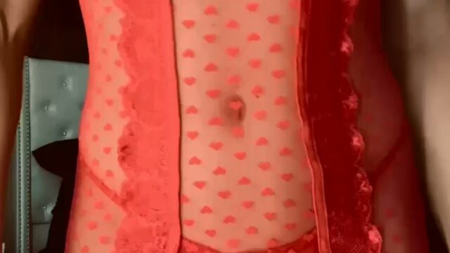 ماندي روز تعرض طيزها بقميص احمر شفاف