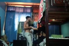 طالبة مدرسة محجبة تروح لعند حبيبها الشقة ويحاول ينيكها وهي بعدها بنت – سكس عربي – xnxx