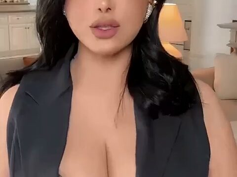 هند القحطاني تعرض طيزها وبزازها بالبرا