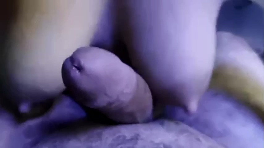 يرضع من حلماتها وينيك بزازها بزبه