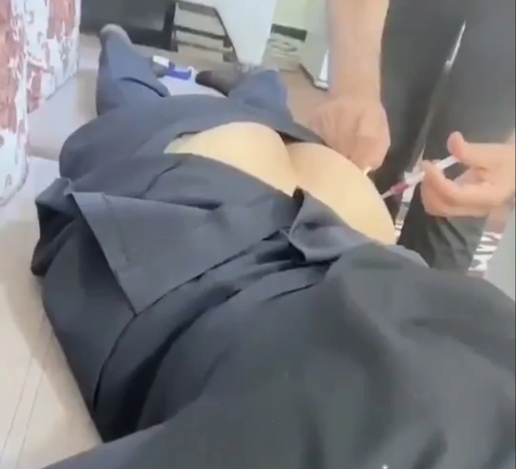 سكس الدكتور المتحرش بيديها الحقنه ويلعب في طيزها