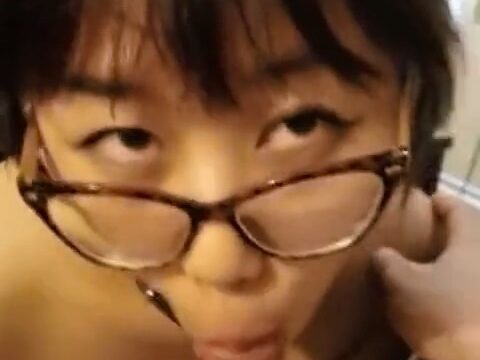 اسيوية كيوت تمص الزب وغرق وشها لبن