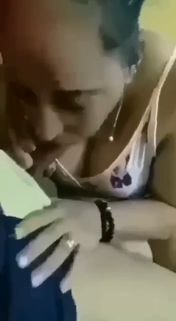 شرموطة شعبية تحشش وتمص الزب