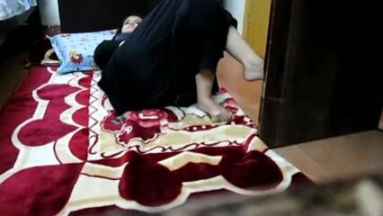 الباكستانية الجميلة لديها مشهد الجنس على السجاد رائع