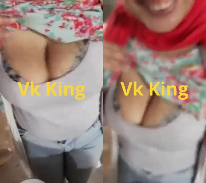 يمسك بزاز امه و يصورها الديوث