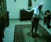 مصرية محجبة ترقص وتعرض جسمها مثل الشرموطة