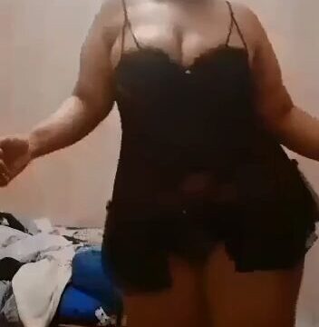 لبوة ترقص بقميص النوم