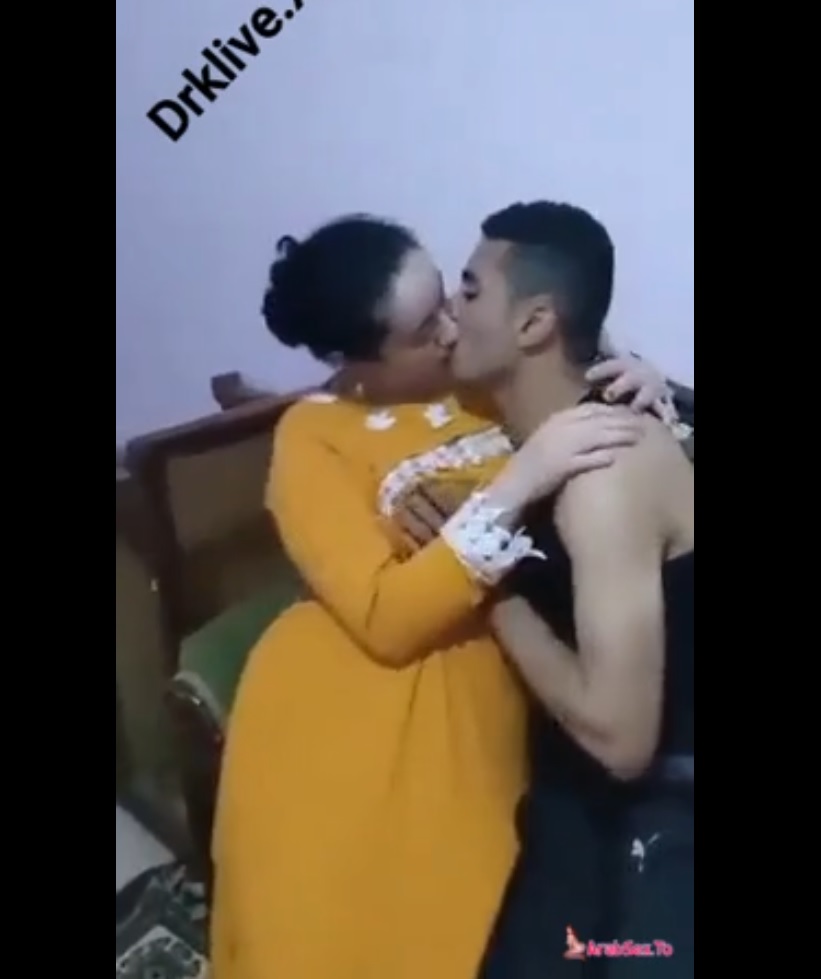 بوس وتقفيش مع موزه بيضه – سكس بلدي مصريه