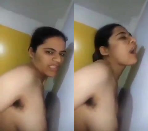 طيزها المليف و تلعب في كسها النار