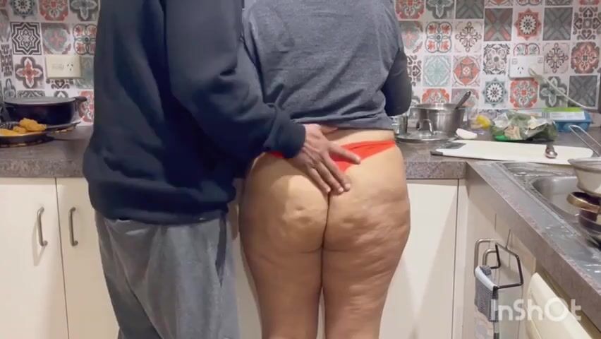 الفحل يفشخ طياز مرات اخوه في المطبخ