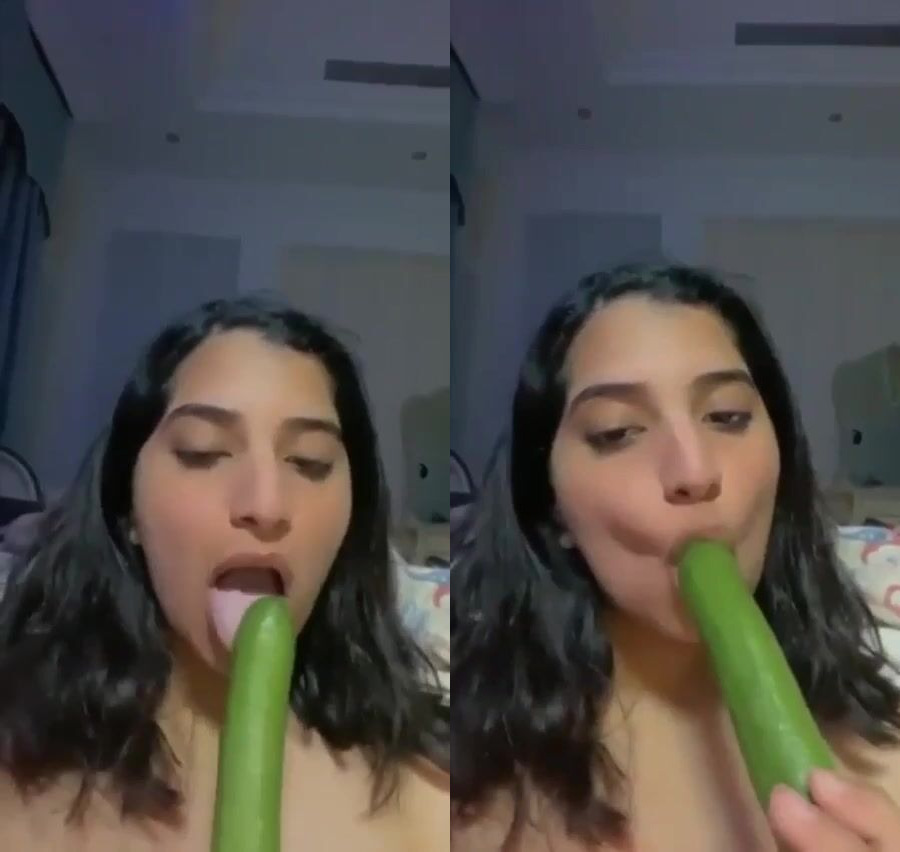 تمص الخيار الكبيره علشان تفشخ طيزها