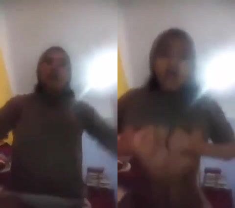 تلعب في بزازها و كسها المشعر