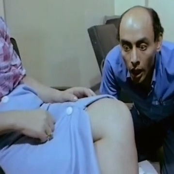 افخاذ شهيرة مشهد ساخن من فيلم الرجل الذي عطس