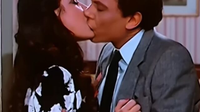عادل امام يبوس شريهان يذوق عسل فمها قبلات ساخنة من فيلم