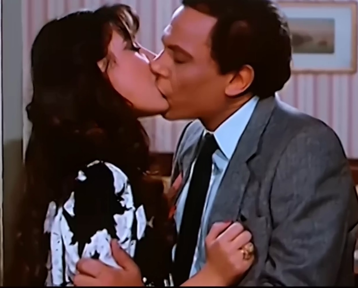 عادل امام يبوس شريهان يذوق عسل فمها قبلات ساخنة من فيلم