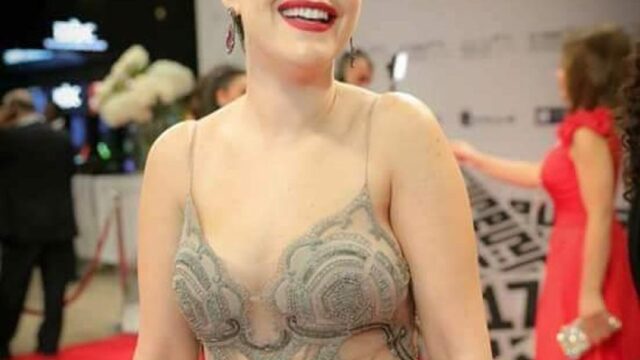 منة شلبي تستعرض بزازها القشطة