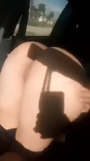 تمص زبه ويفشخ طيزها في السيارة