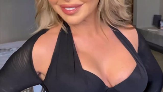 رزان مغربي صدرها والفستان الاسود