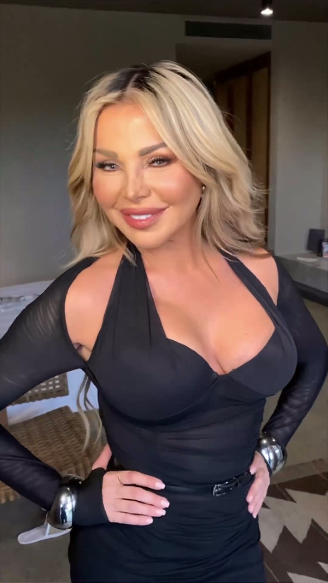 رزان مغربي صدرها والفستان الاسود