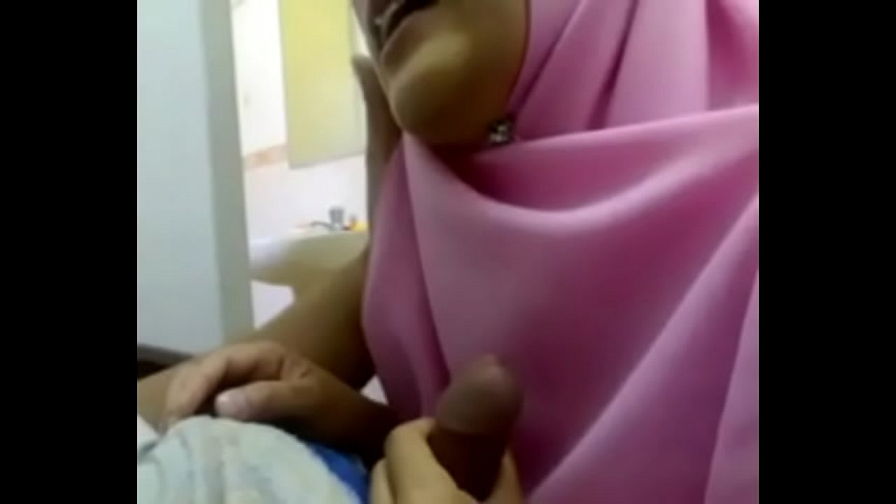 بالحجاب الوردي تمص الزب بشهوة ومتعة