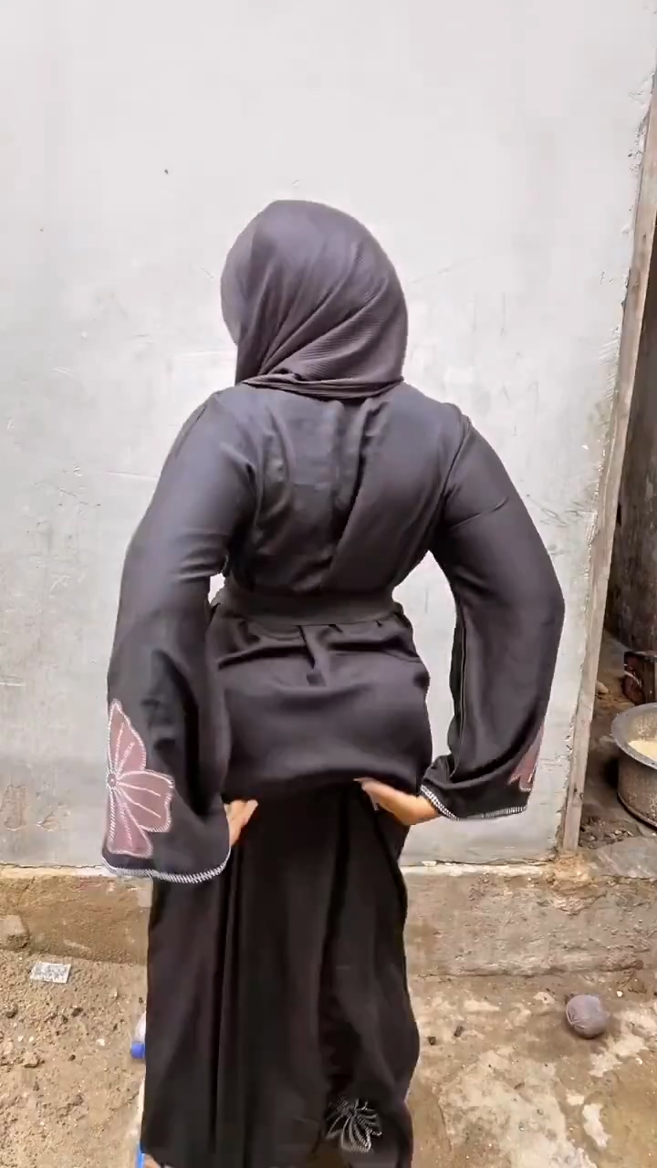 سودانية بالعباية ترقص طيزها الكبيرة