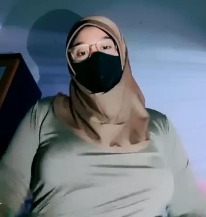 محجبة اسيوية تلعب في بزازها والحلمات