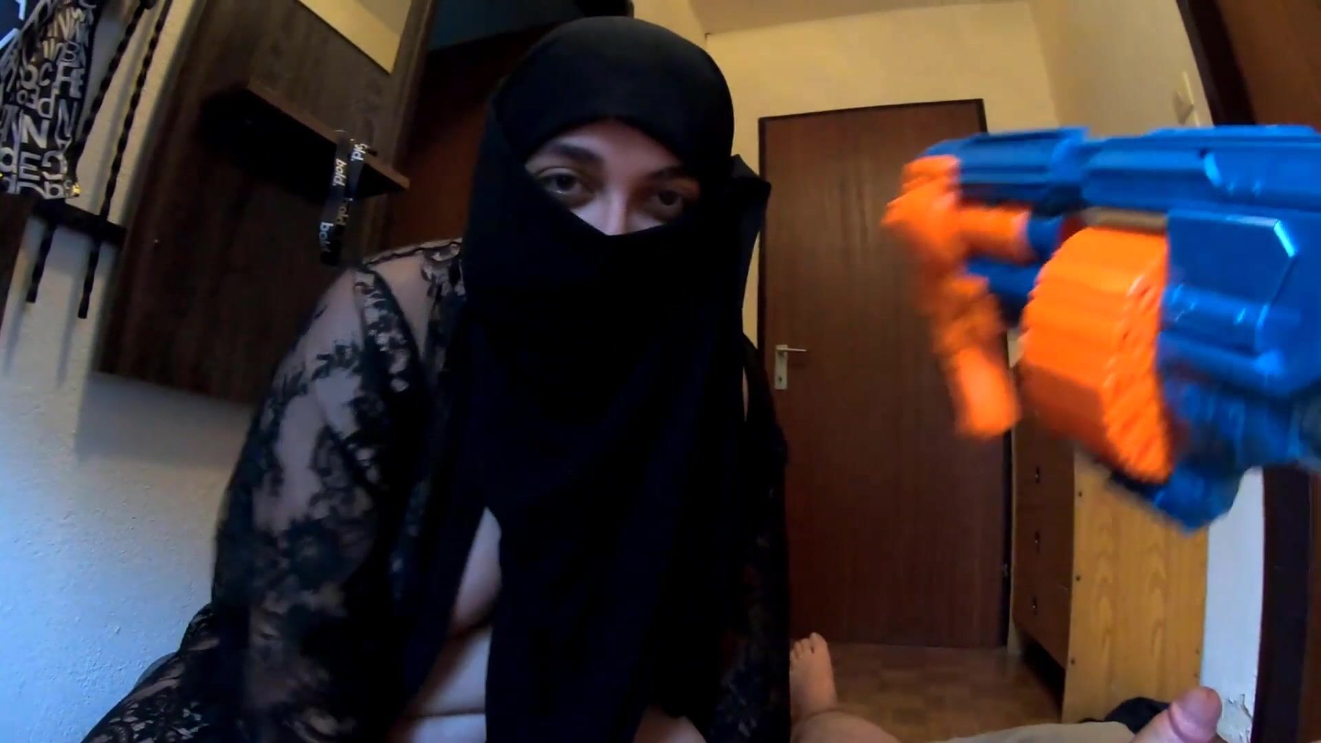 سكس بنت نقاب عربية تمص وتفشخ كسها وطيزها