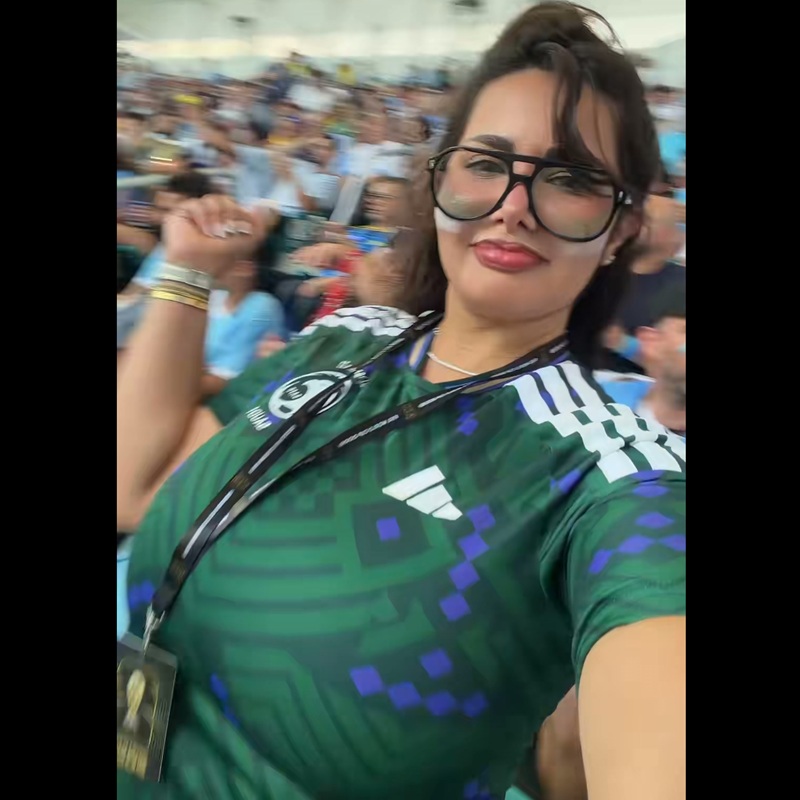 مشجعة السعودية ام صدر ضخم في كاس العالم 2026