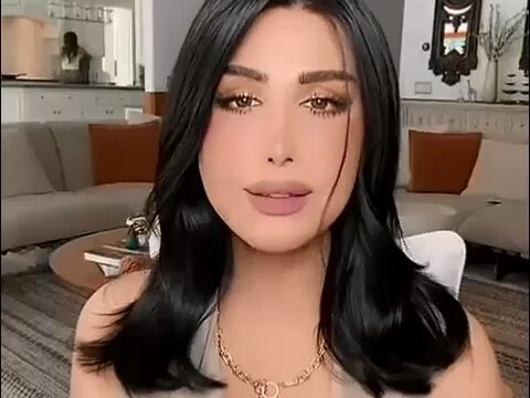 هند القحطاني تستعرض صدرها الكبير