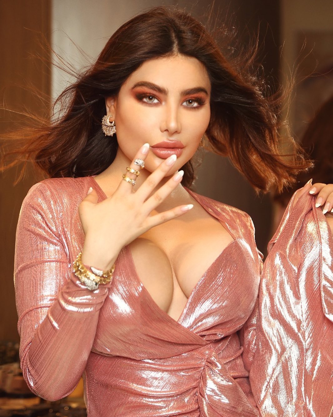 انجي خوري صدرها ضخم عاري مدور ملبن (8 صور)