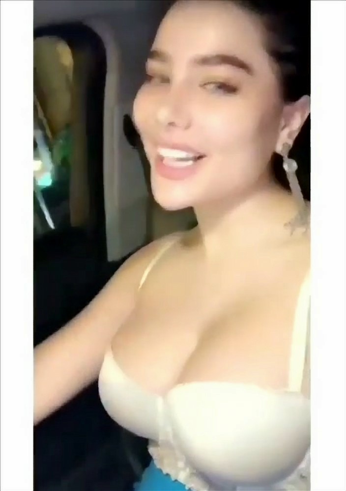 انجي خوري صدرها كبير ناعم ابيض حليب (10 صور)