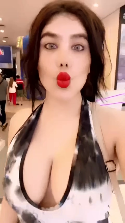 انجي خوري تستعرض بزازها قشطة لذيذة