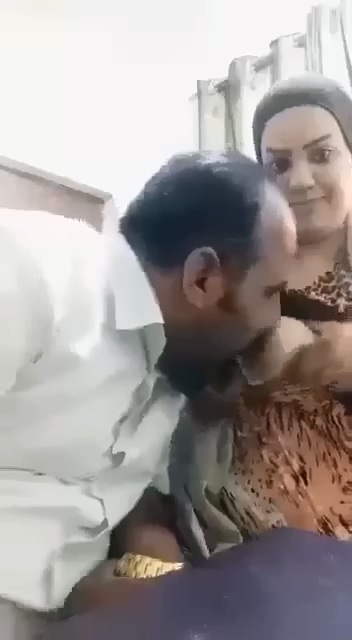 موظفة ترضع زميلها في الشغل من بزازها
