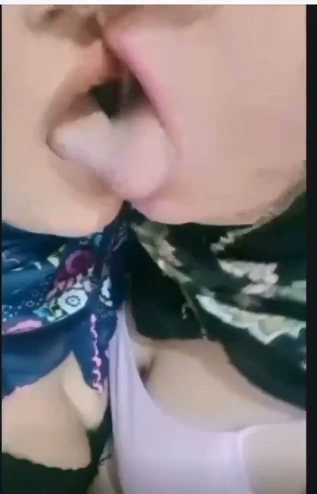 سحاق بنات محجبات بوس ومص اللسان