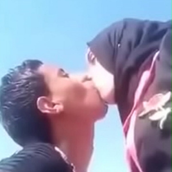 سكس جزائرية شابة محجبة تبوس حبيبها الصغير
