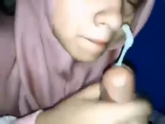 محجبة تشرب لبن الزب